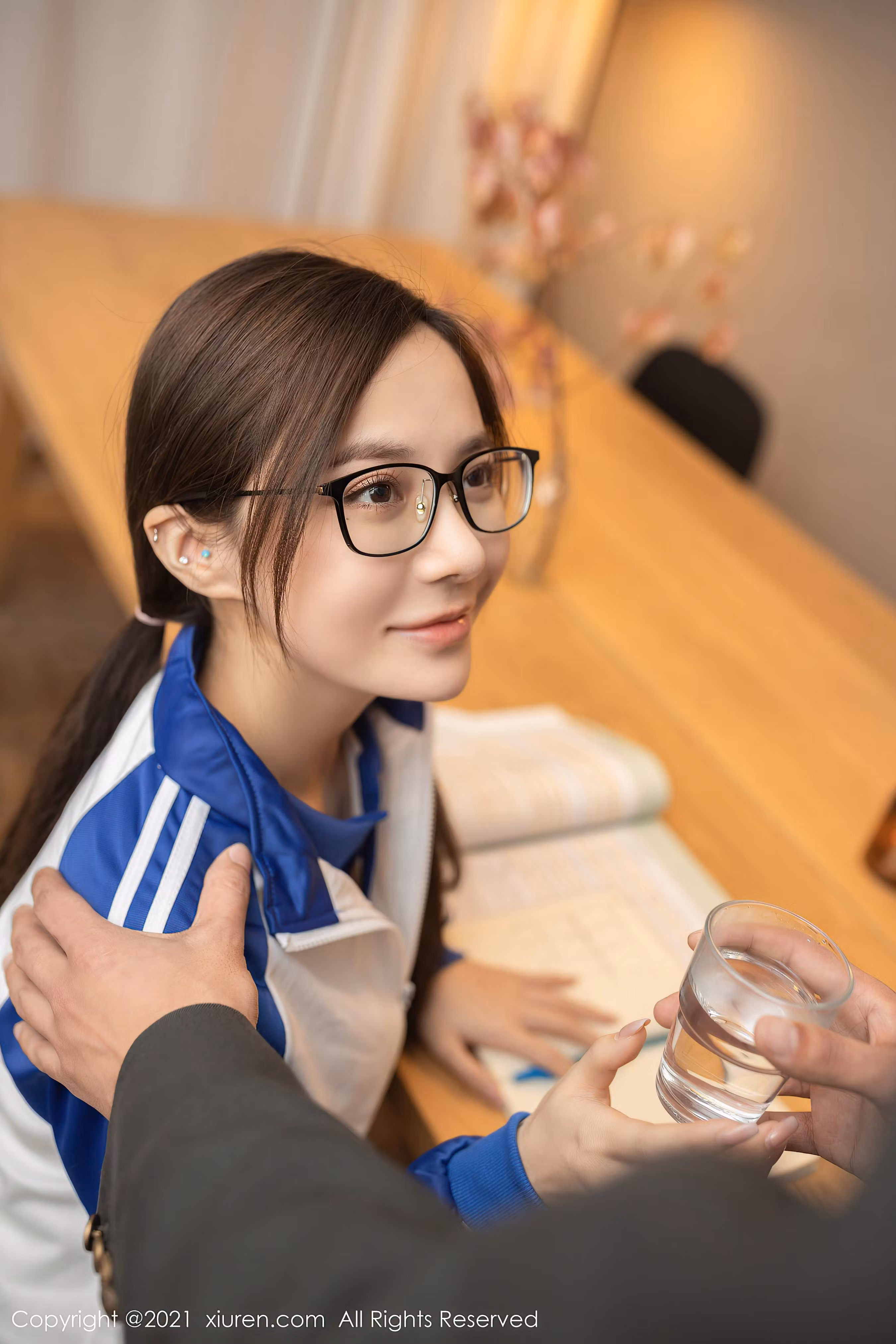 低马尾齐刘海神态无辜顺从清纯女性模特